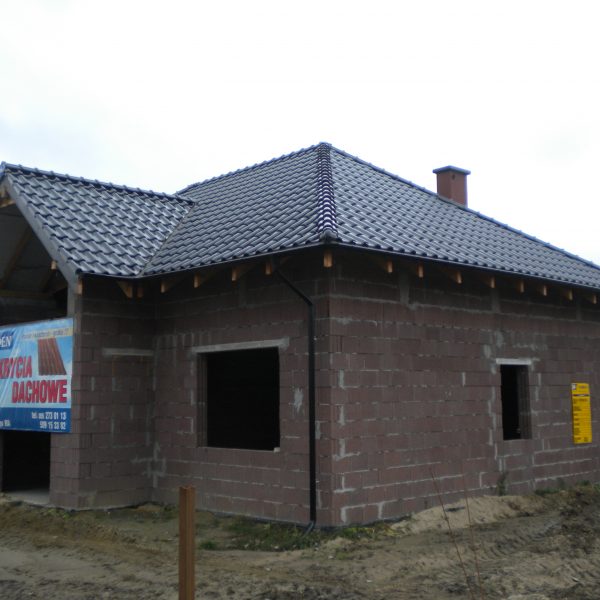 Dachówka Röben Monza Plus Tobago na dachu o klasycznej, falistej formie.